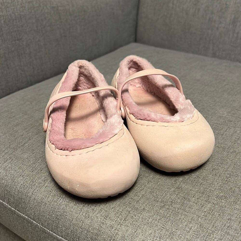 Crocs kids girls pink fuzzy lined Mary Jane clogs